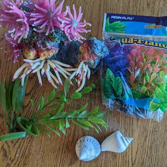 Aquarium decor lot, artificial Coral, gravel, artificial plants & shells - Picture 3 of 9
